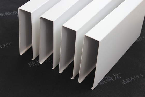 Verschobenes weißes U - Aluminiumprofil-Schirm-Decken-lineare Streifen-Deckenverkleidung