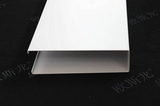 Verschobenes weißes U - Aluminiumprofil-Schirm-Decken-lineare Streifen-Deckenverkleidung