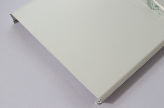 Weiße Pulver-Beschichtung C300 verschob Aluminiumstreifen-Decken-Metallaluminiumplatten-Schnittkante