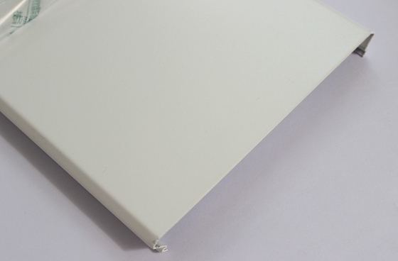 Weiße Pulver-Beschichtung C300 verschob Aluminiumstreifen-Decken-Metallaluminiumplatten-Schnittkante