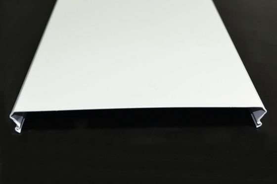 Weißes Pulver, das C300 verschobenen Aluminiumstreifen-Deckenverkleidungs-abgeschrägten Rand beschichtet