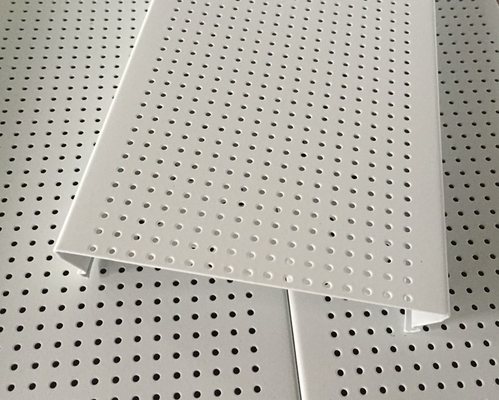 Mikro- perforiertes c formte Aluminiumstreifen-Decke, akustische Deckenverkleidungs-Verkehrsweiß Farbe