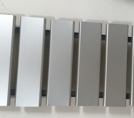 Aluminium/galvanisierte 84R verschobene lineare Metalldecke für Innenausstattung