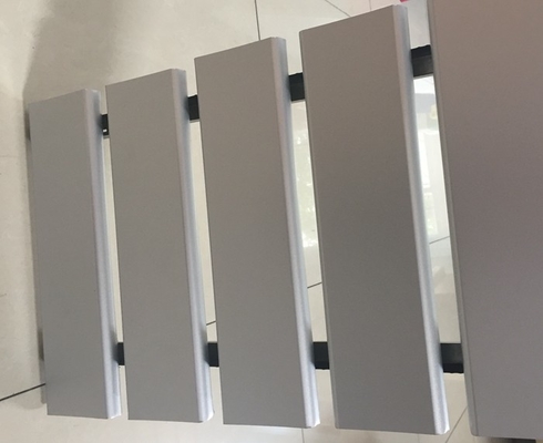 Aluminium/galvanisierte 84R verschobene lineare Metalldecke für Innenausstattung