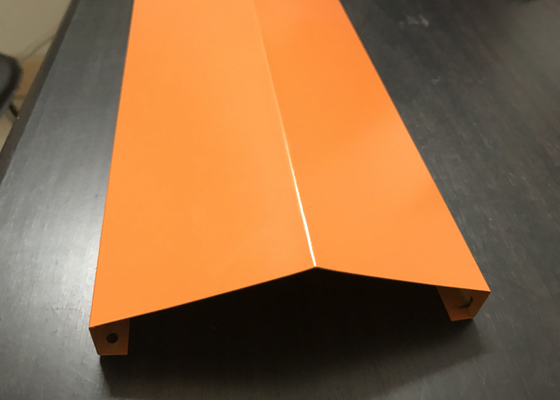 Orange kundenspezifische v-förmige Aluminiumstreifen-Decken-offene Ansicht-Aluminium-Hängebahn