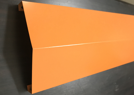 Orange kundenspezifische v-förmige Aluminiumstreifen-Decken-offene Ansicht-Aluminium-Hängebahn