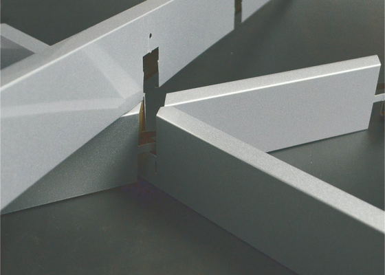 Dekoratives falsches Dreieck-Metallaluminiumrasterdecke-Systemelfenbein mit a-Art