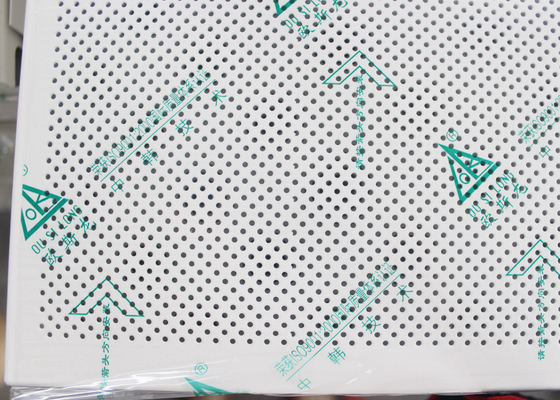 Machen Sie die fallengelassenen akustischen Deckenfliesen feuerfest, die herein für das Errichten von Fliesen 2x4 der verschobenen Decke gelegt werden