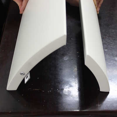 Weiß kundengebundene dekorative Aluminiumstärke der platten-Blatt-gebogenen Form-1.5mm 2.0mm