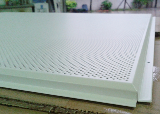 Aluminium-Lage im akustischen Decken-Fliesen-Blatt installiert mit t-Planquadrat 600 x 600