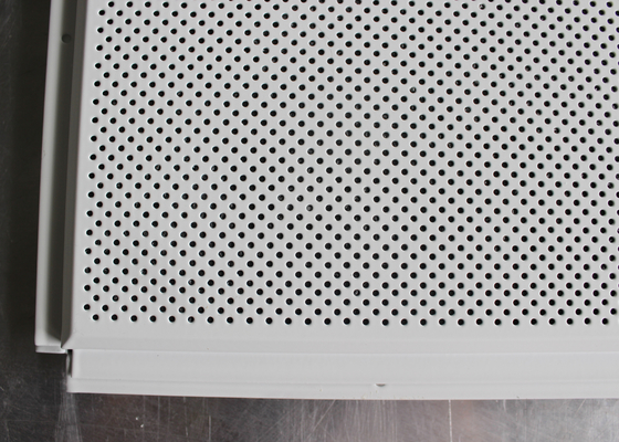 Aluminium-Lage im akustischen Decken-Fliesen-Blatt installiert mit t-Planquadrat 600 x 600