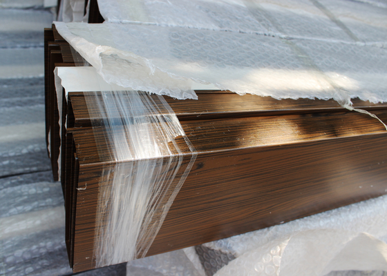 Asphaltieren Sie lineare u-Aluminiumprofil-Schirm-Decke mit verschiedenem Holz wie den verfügbaren Farben