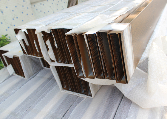 Asphaltieren Sie lineare u-Aluminiumprofil-Schirm-Decke mit verschiedenem Holz wie den verfügbaren Farben