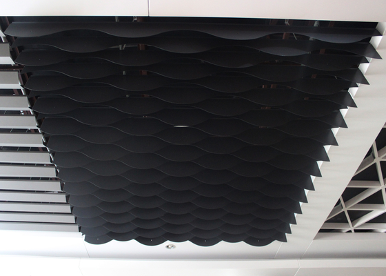 Wellenartig bewegte geformtes Blatt-Aluminiumleitblech-Decke, feuerfeste dekorative verschobene Metalldecken-Fliesen