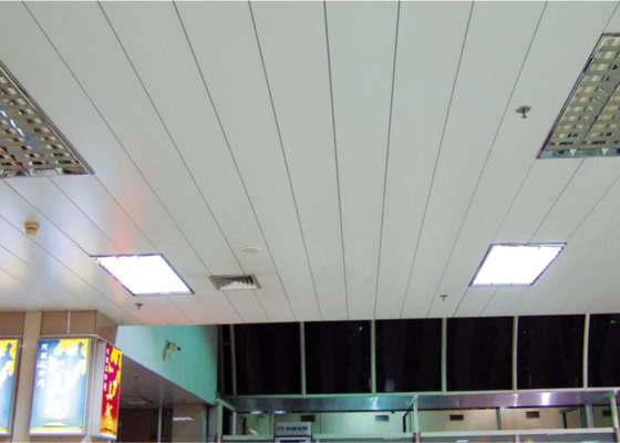 Ebene abgeschrägte Rand-dekorative Aluminiumstreifen-Decken-windundurchlässige Decke für Station