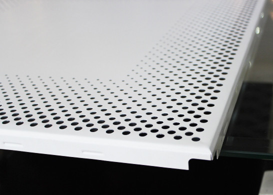 Aluminiumclip in der Deckenverkleidung deckt 0.7mm runde Loch-Perforierung ISO9001 mit Ziegeln